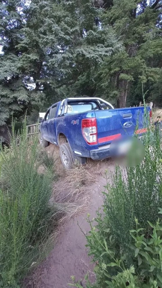 Una camioneta terminó "colgada" a metros de un acantilado