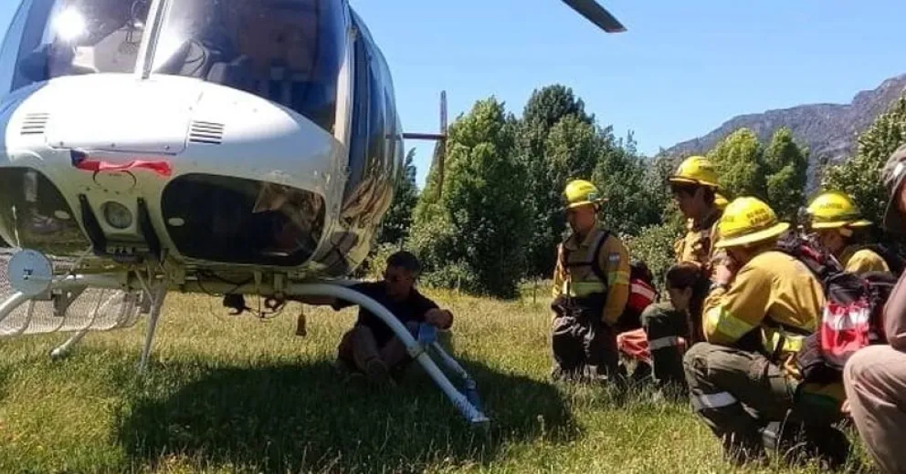Brigadistas trabajan para aplacar incendio en El Maitén