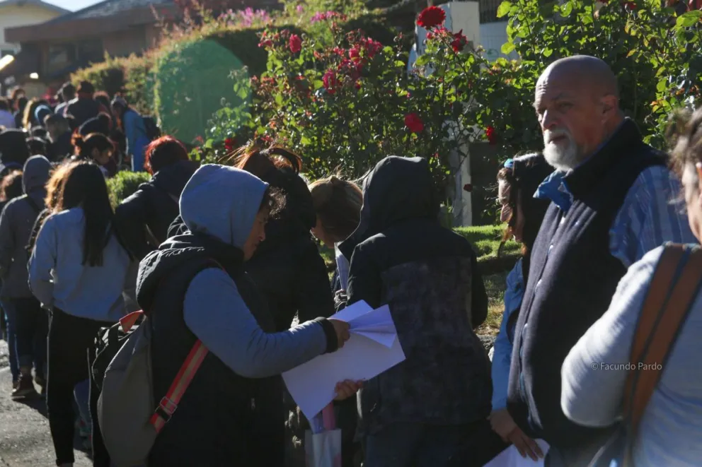 Largas filas en el Instituto de Tierra y Vivienda, un reflejo de la crisis habitacional en Bariloche 