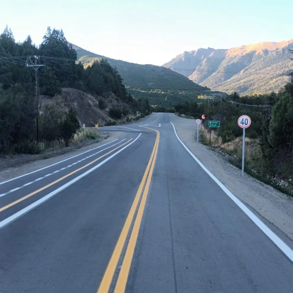 Avanzan los trabajos de demarcación de sendas peatonales y líneas de carril