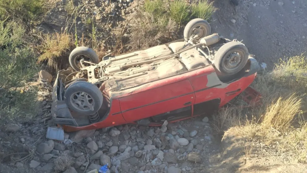 Perdieron el control del auto y volcaron en el ingreso al 29 de Septiembre
