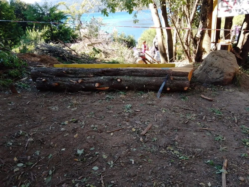 Grave denuncia de los vecinos de la Playa del Viento contra una asociación de botes dragón