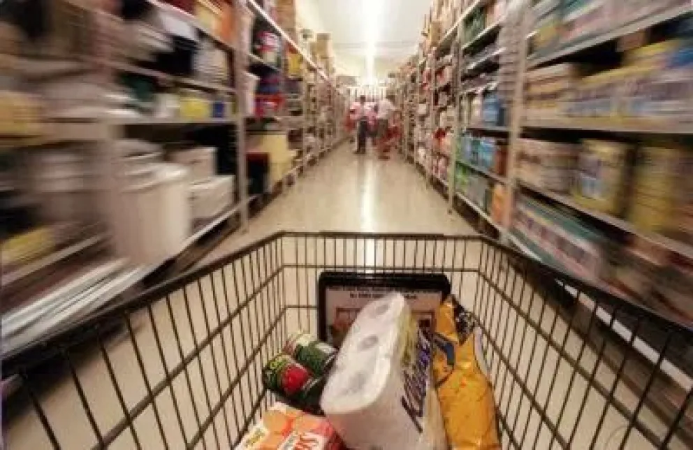 El consumo registró una fuerte caída del 2,4% en diciembre, marcando un semestre en baja 