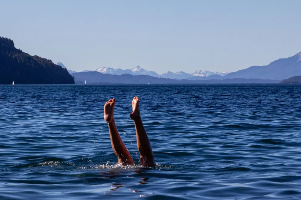 Estalló el verano en Bariloche: playas repletas en el inicio de un fin de semana caluroso