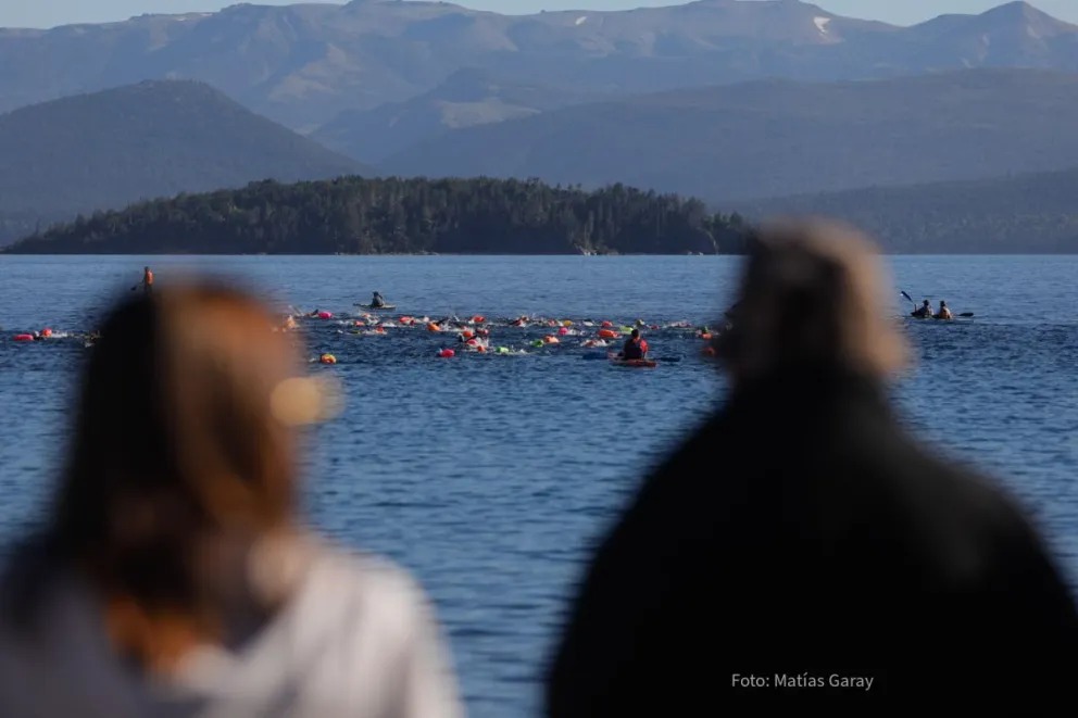 La distancia principal recorre 3 kilómetros ida y vuelta hasta el barco hundido en la orilla de la isla Huemul. Foto archivo Matías Garay.