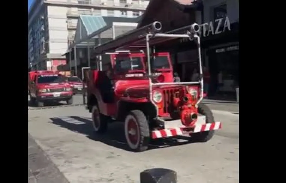 Muestra de móviles de los Bomberos Voluntarios en el centro de Bariloche 
