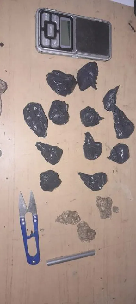 Detuvieron a un hombre con 14 envoltorios de marihuana en su poder
