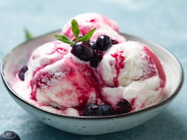 Una receta fácil y deliciosa helado de yogurt y frutos rojos Diario