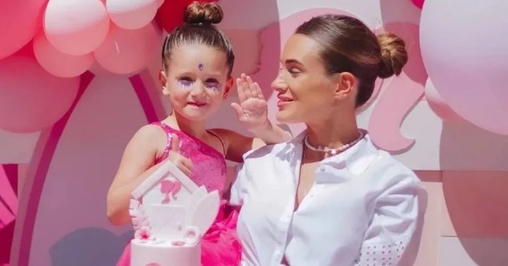 Las fotos del cumpleaños barbiecore de Francesca, la hija de Cami Homs y Rodrigo de Paul