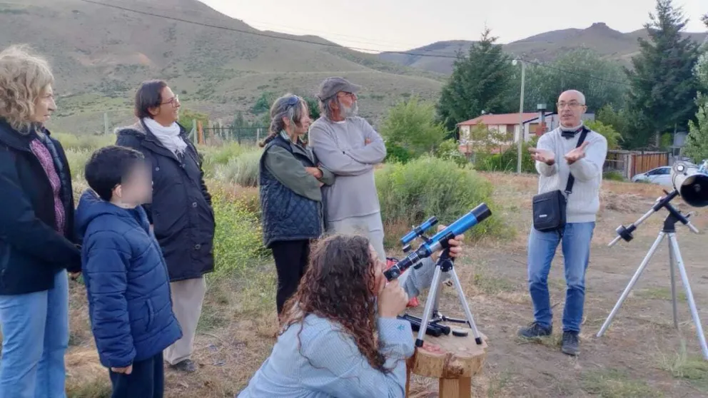 Salida de observación del cielo en Villa Llanquín