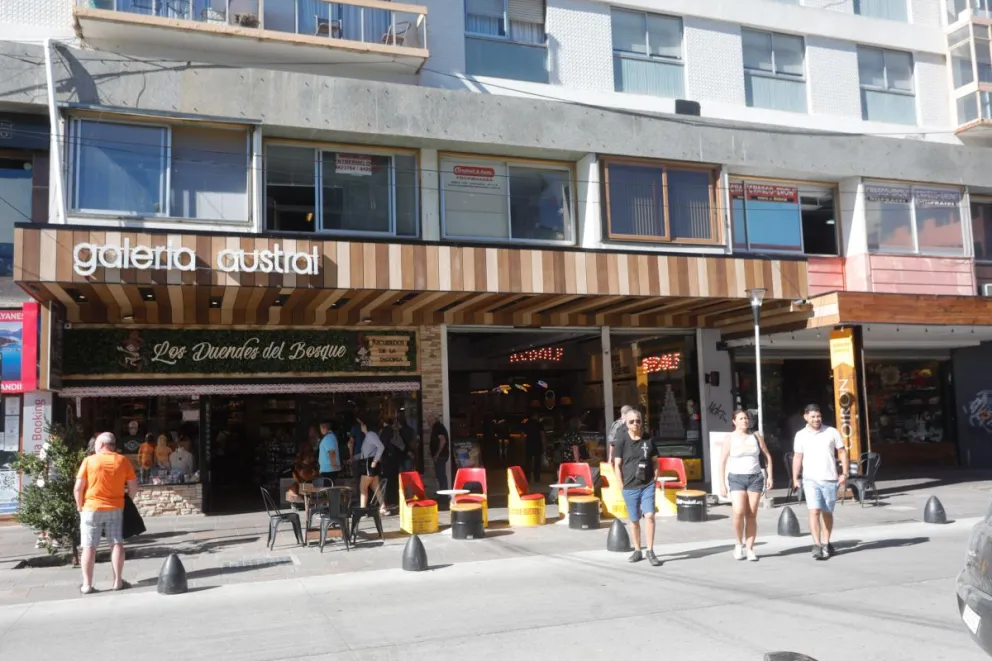 Locales abiertos y algunos cerrados a una hora del comienzo de la marcha por el paro general 