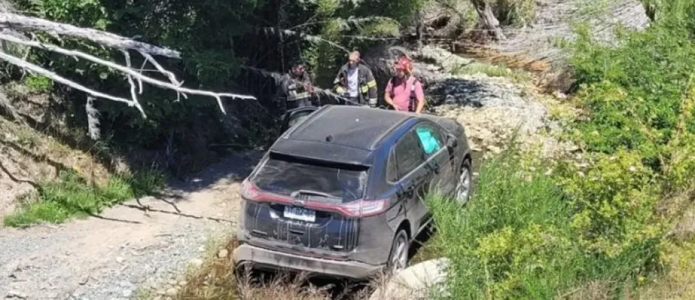 Turistas chilenos despistaron en ruta 7 Lagos y terminaron en un arroyo