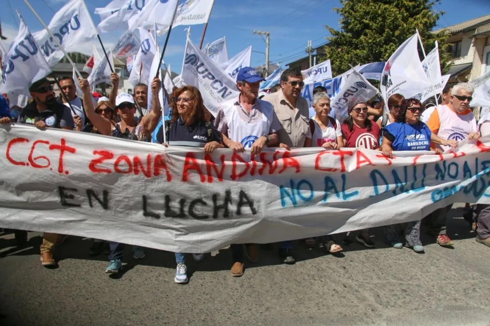 Comenzó la marcha contra el DNU y la Ley Ómnibus en Bariloche con una alta convocatoria