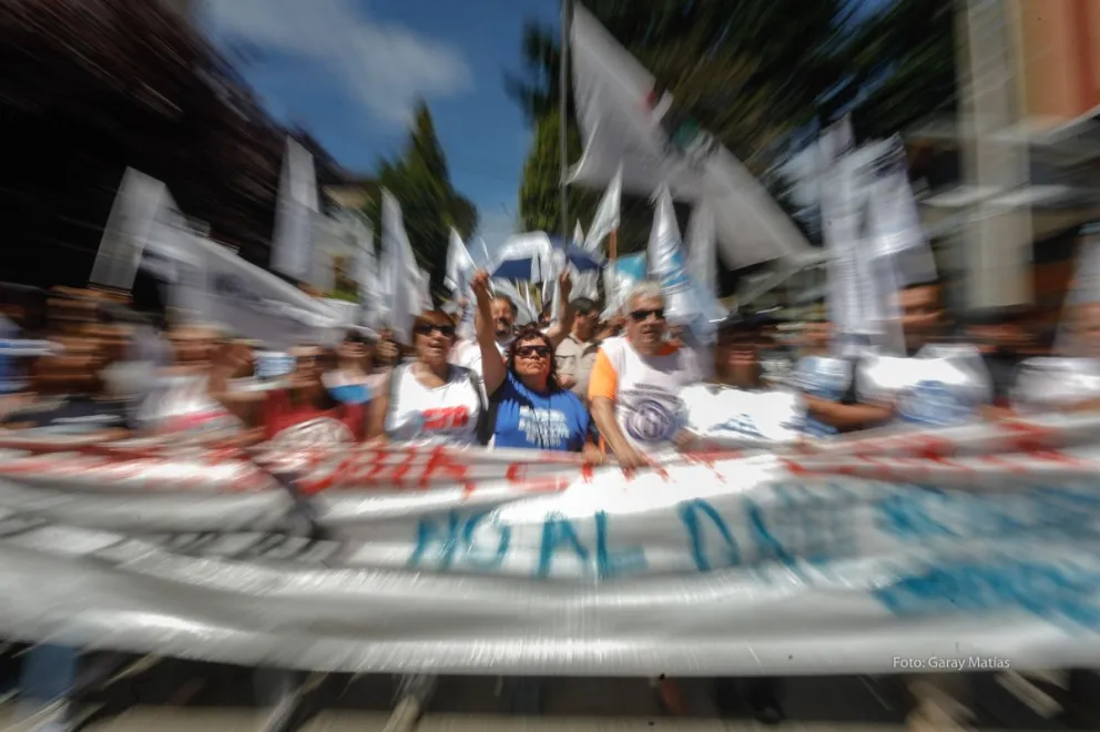 En Bariloche la marcha contra la Ley Ómnibus y el DNU presidencial fue de más de ocho cuadras 
