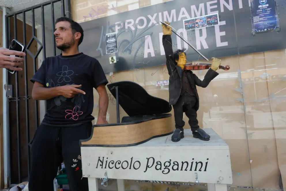 Un accidente le impidió ser músico profesional y ahora guía el violín endiablado de Paganini