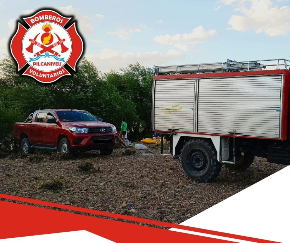 Bomberos Pilcaniyeu debieron rescatar vehículo con riesgo de caer al río