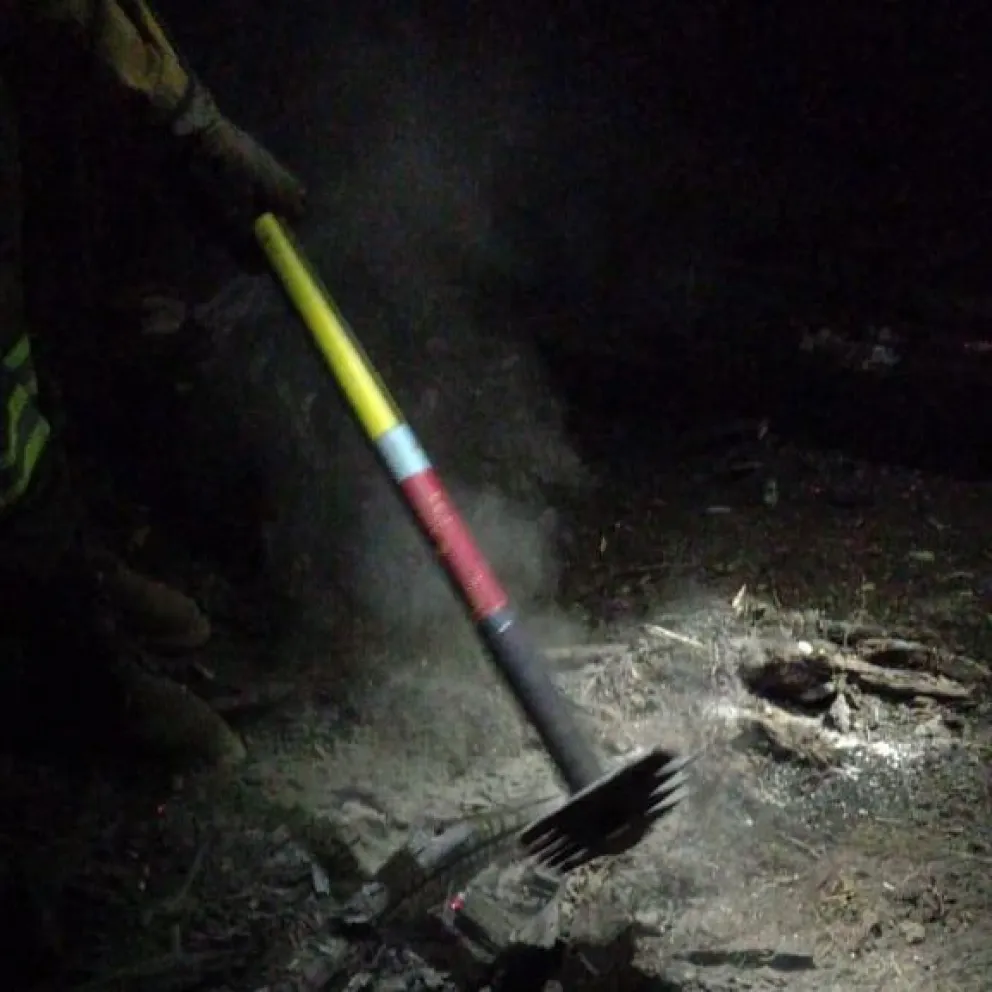 Logran contener un incendio subterráneo que inició por un fogón mal apagado