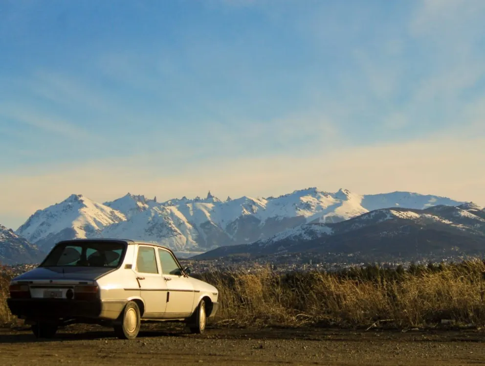 Video: Usuario viraliza una pegajosa canción por la cantidad de Renault 12 que hay en Bariloche