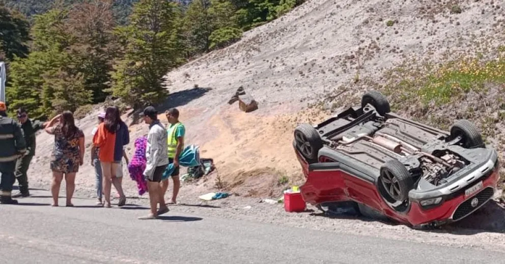 Auto de Chile derrapó en el ripio y volcó