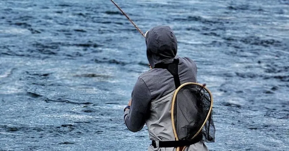 Bajaron a disfrutar del lago Guillelmo y les desvalijaron el auto