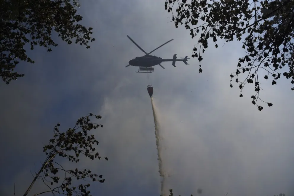 Nación refuerza con más de 140 brigadistas y 8 medios aéreos para combatir el incendio en el Parque Los Alerces