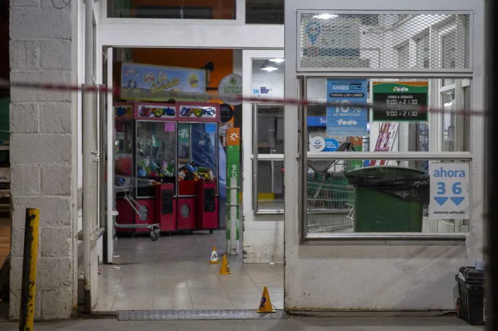 Cinematográfico robo a un supermercado: balearon al empleado de seguridad y huyeron con la recaudación
