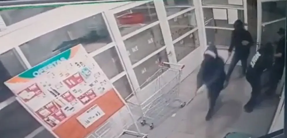 Así fue como entraron a robar al supermercado el domingo a la noche 