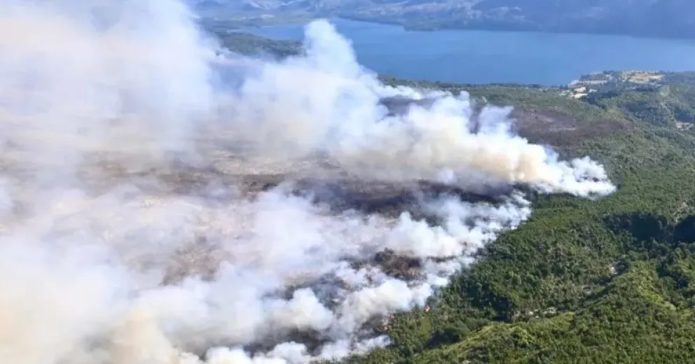 Más de 130 combatientes intervienen en el incendio que ya consumió casi 1900 hectáreas