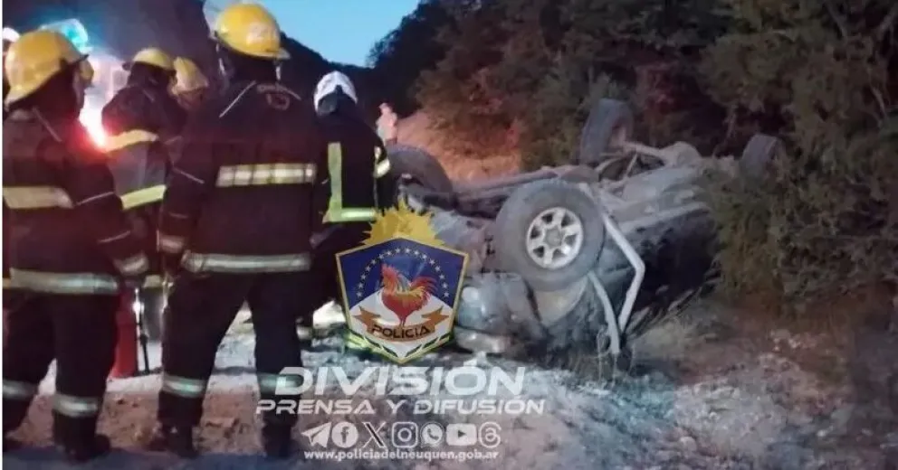 Volcó y llevaba turistas en la caja de su camioneta
