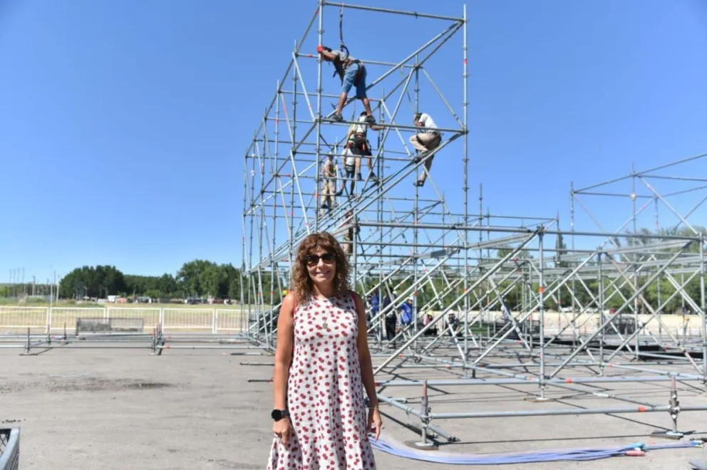 Con el montaje del escenario ya se palpita el inicio de la Fiesta Nacional de la Confluencia