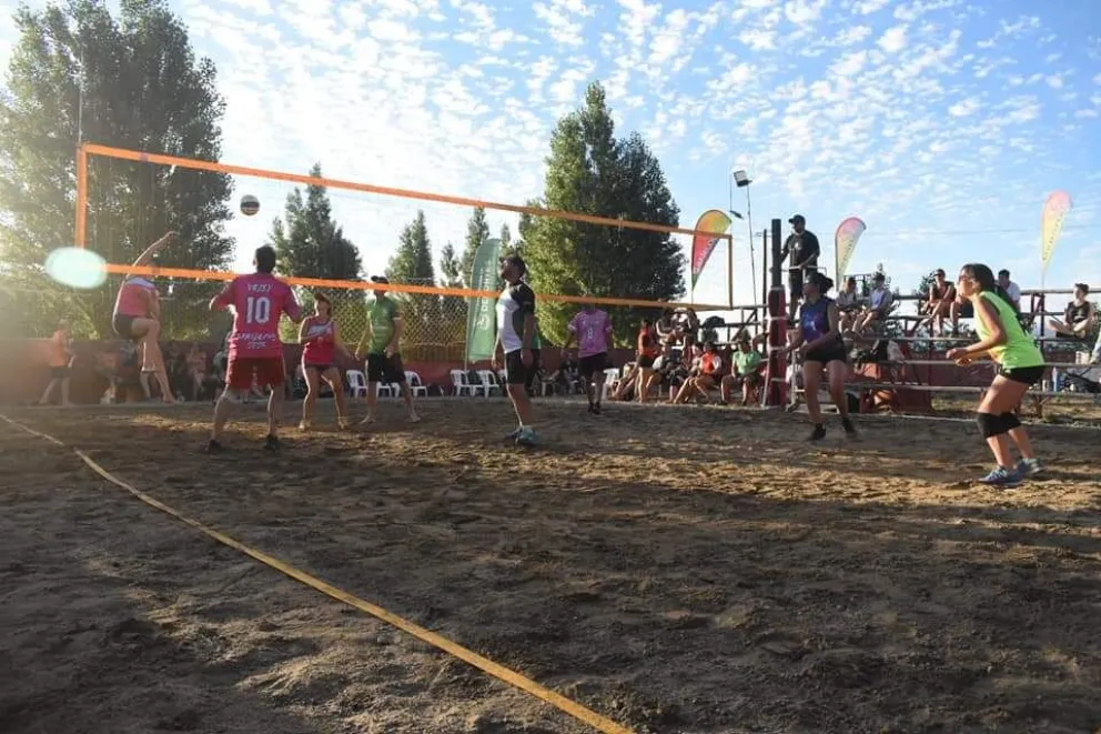 Beach vóley, pizza y encuentro en el Gimnasio 3