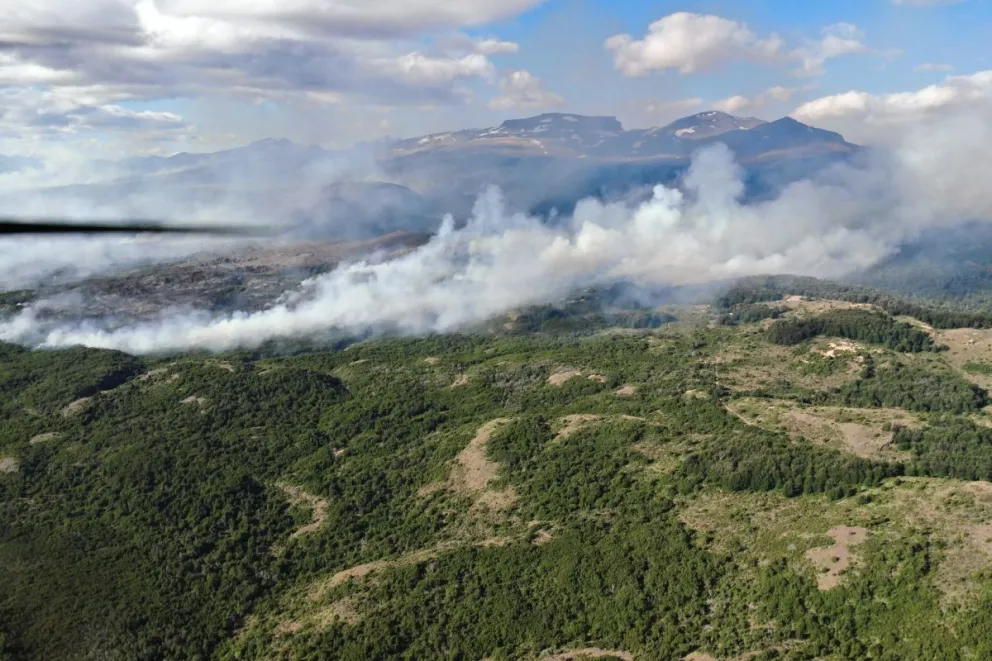 Las llamas no dan tregua y ya consumieron más de  2400 hectáreas en Los Alerces