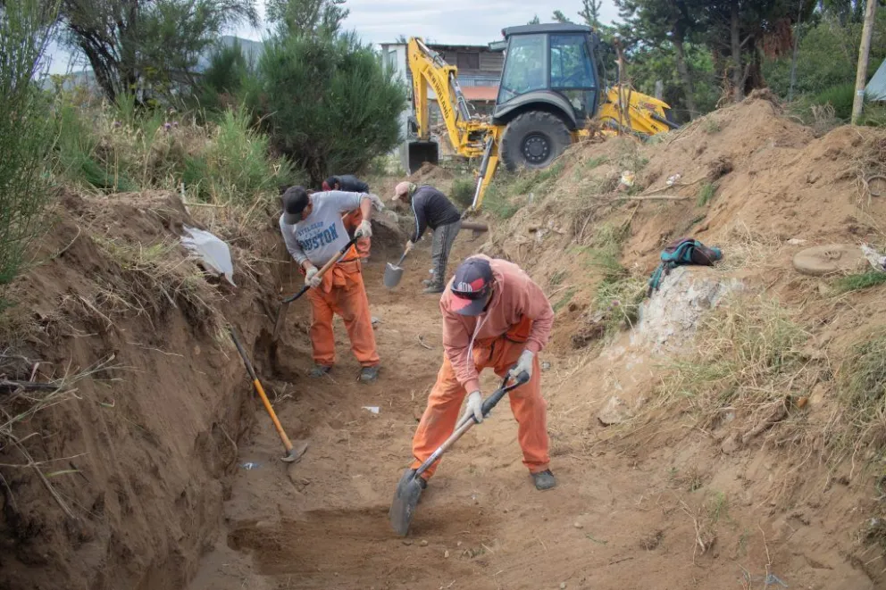 Cuadrillas municipales comenzaron con el proceso de entubamiento de pluviales en Coirón y Prayel