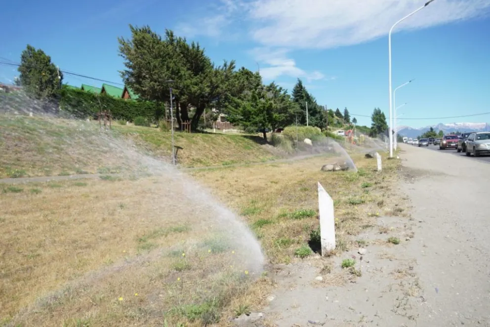 Repararon una pérdida en el canal de riego del Paseo del Este
