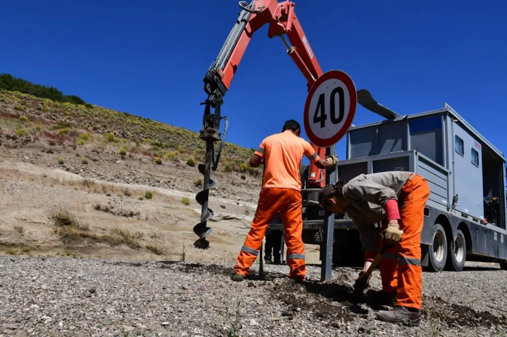Avanzan las tareas de mantenimiento y señalización vertical en la Ruta Nacional 23