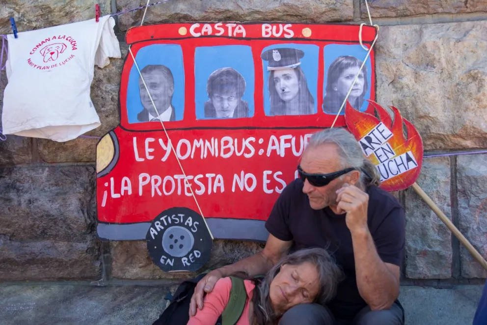 Trabajadores de ATE se manifiestan en el Cívico contra la ley ómnibus 