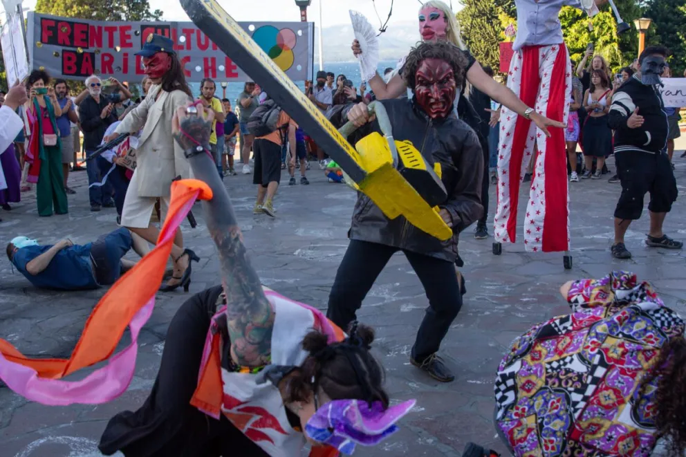 El Frente Cultural Bariloche volvió a manifestarse en rechazo a las políticas de Milei  