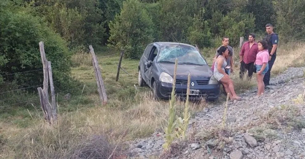 Un automóvil se quedó sin frenos y volcó