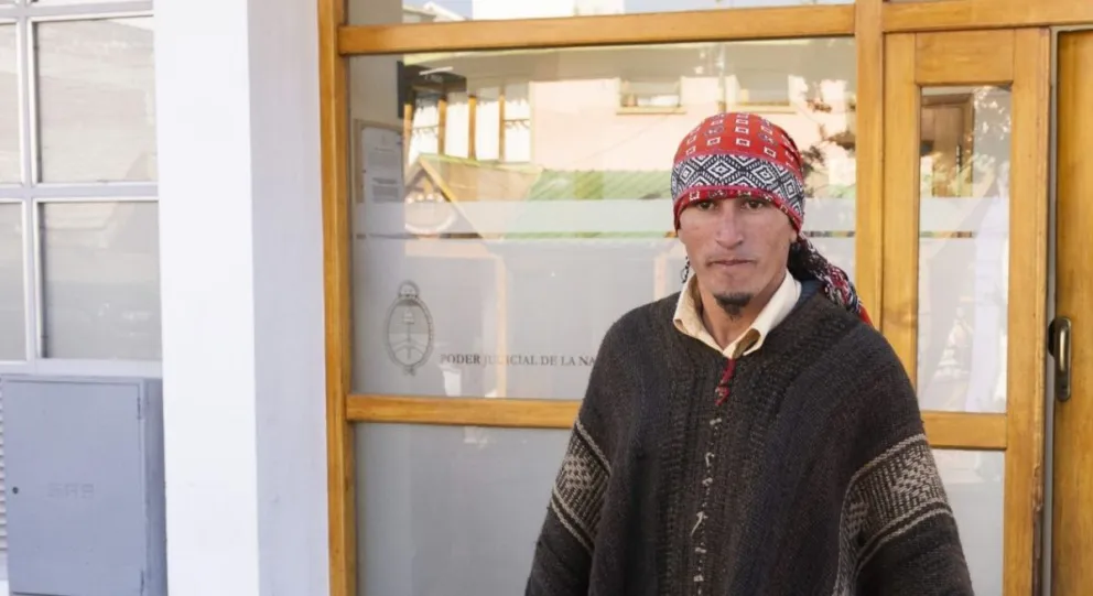 Cruz Cárdenas: entre el respaldo de su lof y las acusaciones de incendiario y falso mapuche del presidente de Parques