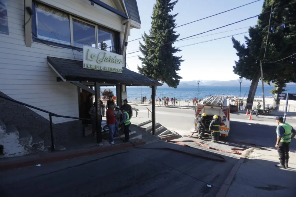 Susto por un principio de incendio en un restaurant de costanera 