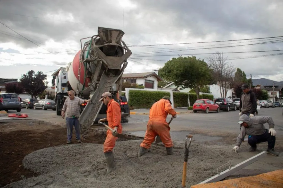 Repavimentan la esquina de Tiscornia y Otto Goedecke