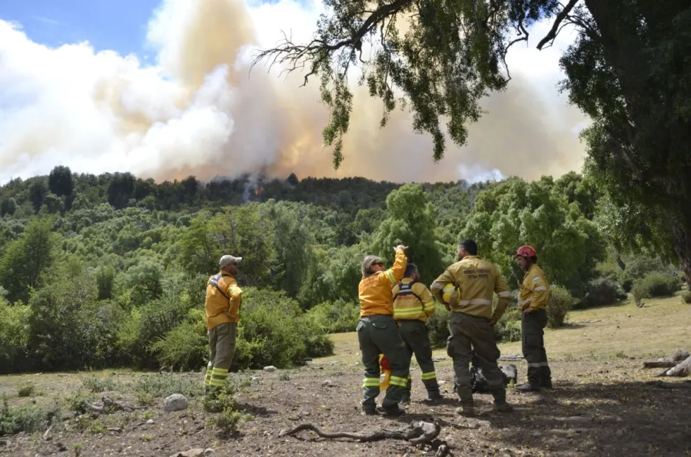 Brigadistas debieron replegarse por el riesgo de quedar atrapados por las llamas