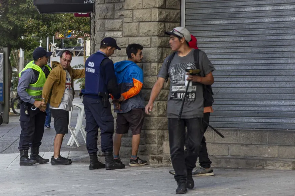 Violenta pelea en pleno centro: un limpiavidrios intentó apuñalar a un vendedor ambulante