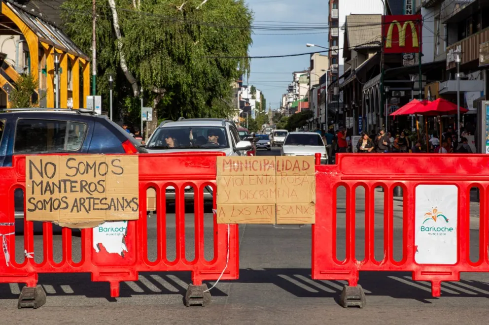 Los artesanos de Bariloche en protesta volvieron a ocupar las primeras cuadras de calle Mitre 