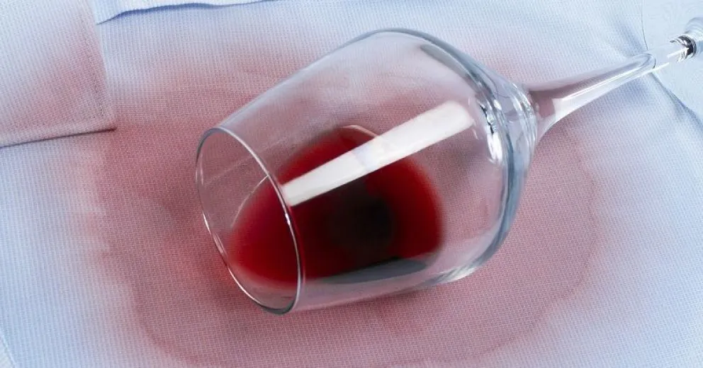El truco casero para removar las manchas de vino con leche