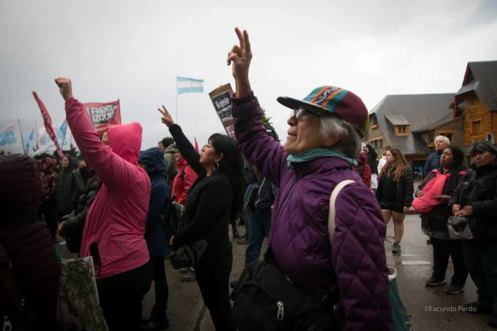 Pese al mal tiempo, la Multisectorial Bariloche volvió a protestar contra las medidas del gobierno de Milei 