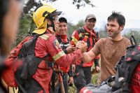 El gobernador de Chubut acompañó a los brigadistas que combaten los incendios en la Cordillera