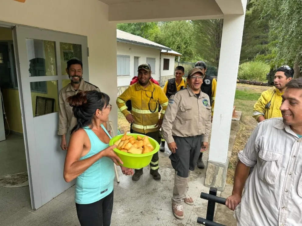 Brigadistas recibieron asado y torta fritas como apoyo en medio del combate contra el incendio en Los Alerces