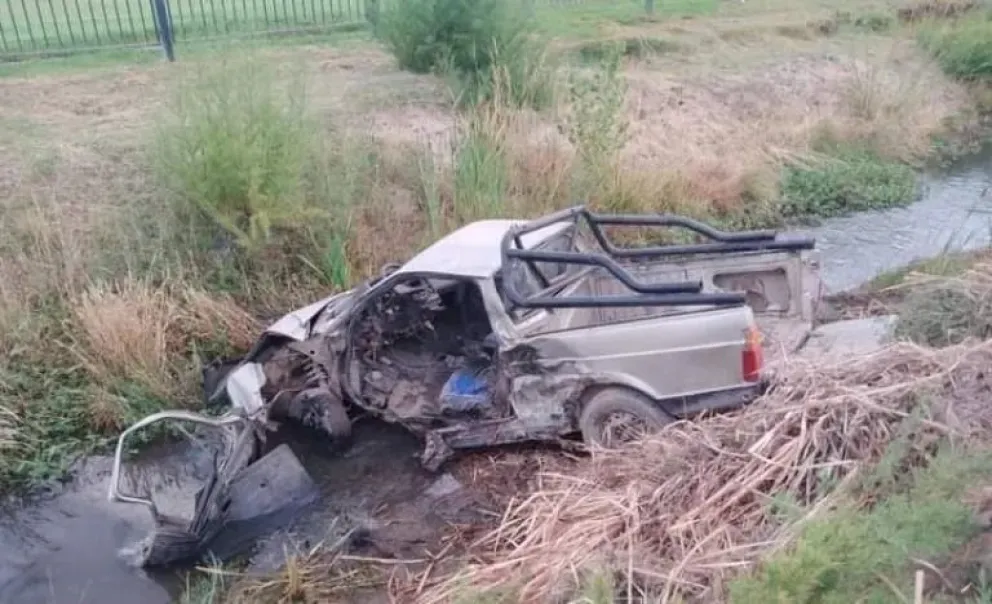 Una camioneta terminó adentro de un desagüe en la Ruta 22