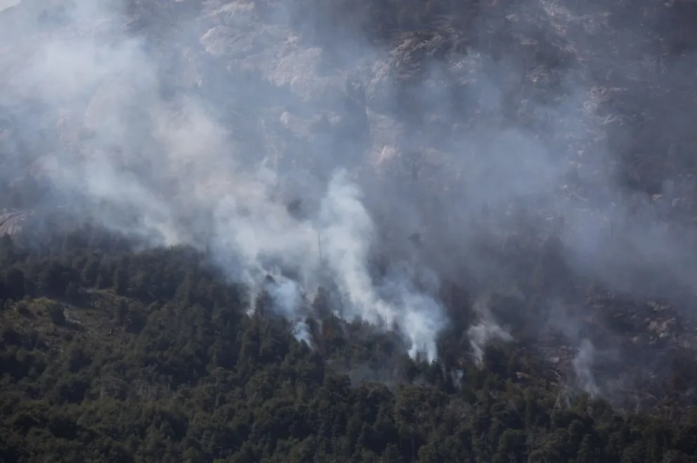 El combate de las llamas estará condicionado por la tormenta eléctrica anunciada para hoy